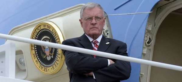 Keith Kellogg standing outside Air Force One.